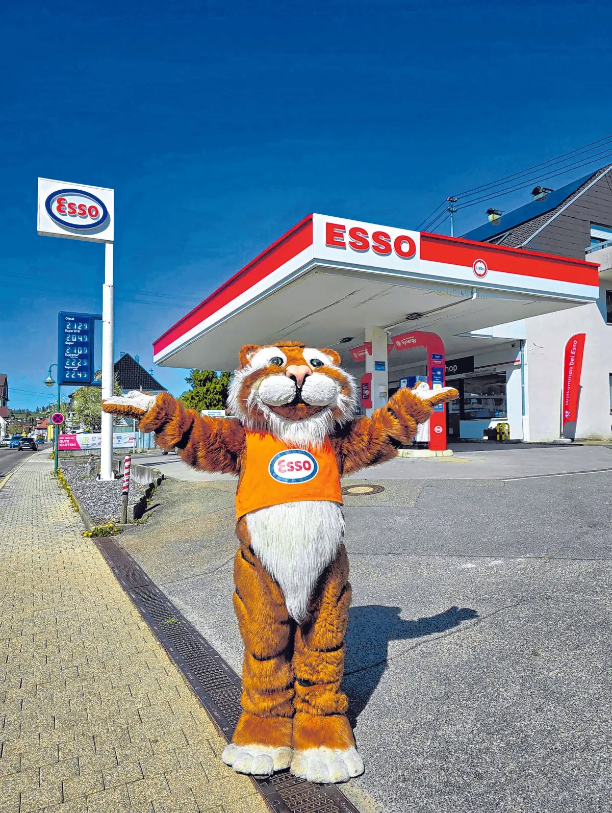 Der Esso-Tiger posiert vor der Tankstelle. ⇥Firmenfoto