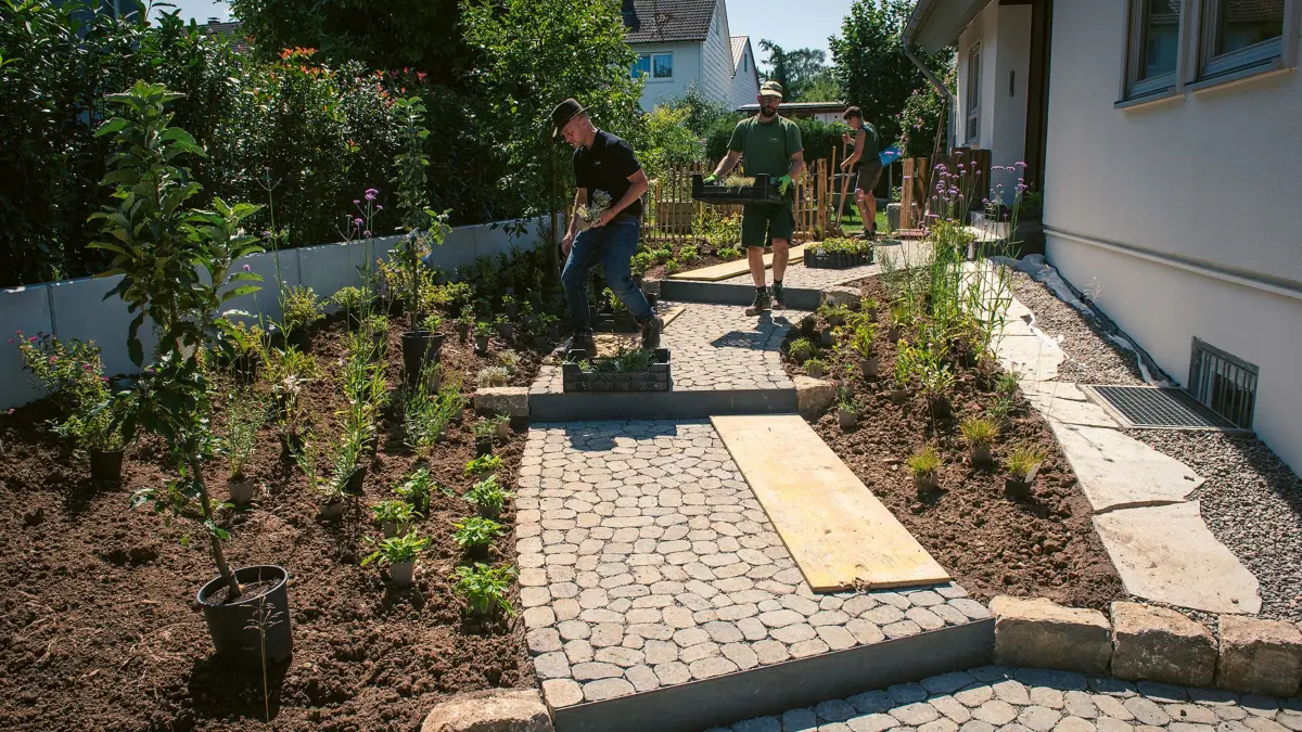 Zeitgemäße Garten-Ästhetik: Die kluge Kombination aus Materialien, fließende Gestaltung passend zur Umgebung und die passende Pflanzenauswahl schaffen einen pflegeleichten Garten voller Natur und Natürlichkeit, in dem man sich wohlfühlt.