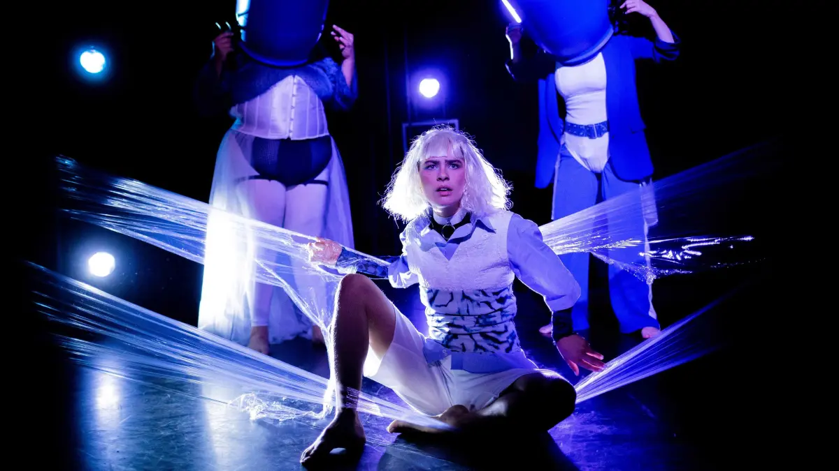 Theaterkollektiv DramaLamaDingDong: Das Theaterkollektiv DramaLamaDingDong präsentiert am Montag, 6. Oktober, im Ulmer Roxy das Stück "ALICE* - Fucking Around The Rabbit Hole". Beginn ist um 20 Uhr.
Foto: flaviamash-photography