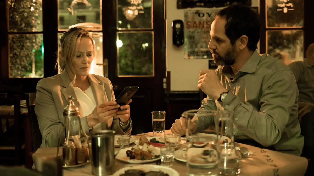 Marlene (Silke Bodenbender, li.) sucht mit Alexandros (Yousef Sweid, re.) nach ihrem vermissten Sohn.
