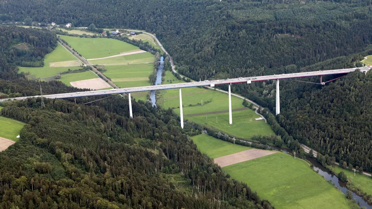 Brücke Weitingen: Vorsicht: Dieses Foto ist möglicherweise nur für den einstigen Verlag Schwäbisches Tagblatt verwendbar. Luftbild:Autobahnbrücke Horb 18.8.2011.Luftbild:Kuball
