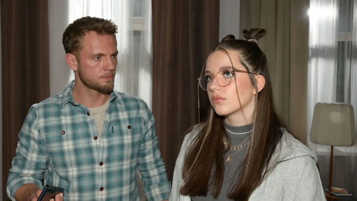Paul (Niklas Osterloh) ist sauer, dass Kate (Zoé Baillieu) ihn angelogen hat.