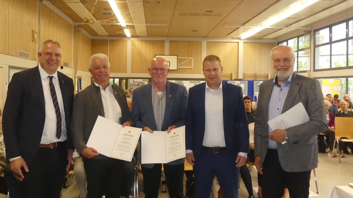 Bürgermeister Volker Brodbeck (links) durfte im Rahmen der Bürgerversammlung mit Unterstützung der Gemeinderäte Thomas Vorwerk (rechts) und Matthias Dembek (2. von rechts) Bürgermedaillen an Jörg Mayer 82. von links) und Günter Wollwinder überreichen.
