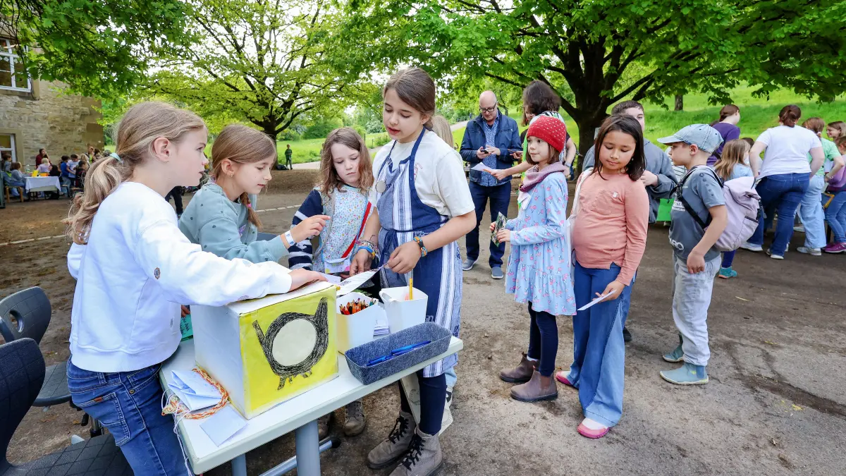 Grundschule Steinbach - Stadtspiel - Steinbach-City. Schüler spielen eine Mini-Stadt nach mitsamt Beruf, Handel und demokratischen Prozessen