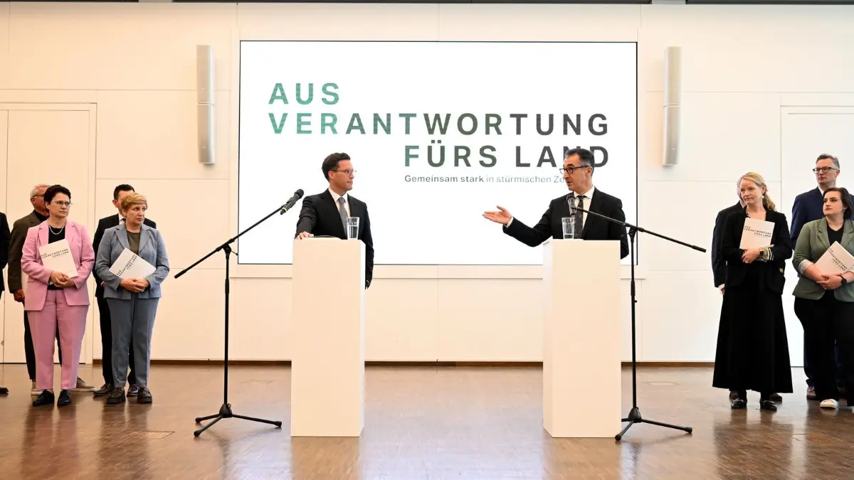 Vorstellung Koalitionsvertrag in Baden-Württemberg: 06.05.2026, Baden-Württemberg, Stuttgart: Cem Özdemir (r, Bündnis 90 / Die Grünen) und Manuel Hagel (CDU) nehmen in der Sparkassenakademie Baden-Württemberg an der Präsentation des Koalitionsvertrags von Grünen und CDU teil. Foto: Bernd Weißbrod/ +++ dpa-Bildfunk +++