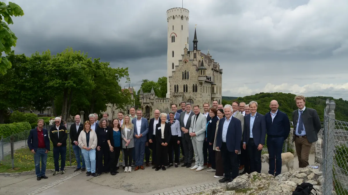 Die Erweiterung des Biosphärengebiets Schwäbische Alb ist offiziell. Vertreter der beteiligten Kommunen, Landkreise, der Lenkungsgruppe und des Umweltministeriums erinnerten am Mittwoch daran mit einer kleinen Feier auf Schloss Lichtenstein.