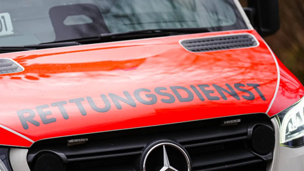 Großhansdorf Symbolfoto: Blaulicht, 31.03.2026 Aufschrift Rettungsdienst auf Rettungswagen Symbolfoto: Blaulicht, 31.03.2026 *** Großhansdorf Symbol photo blue light, 31 03 2026 Inscription rescue service on ambulance Symbol photo blue light, 31 03 2026 Copyright: xEibner-Pressefoto/MarcelxvonxFehrnx EP_MFN