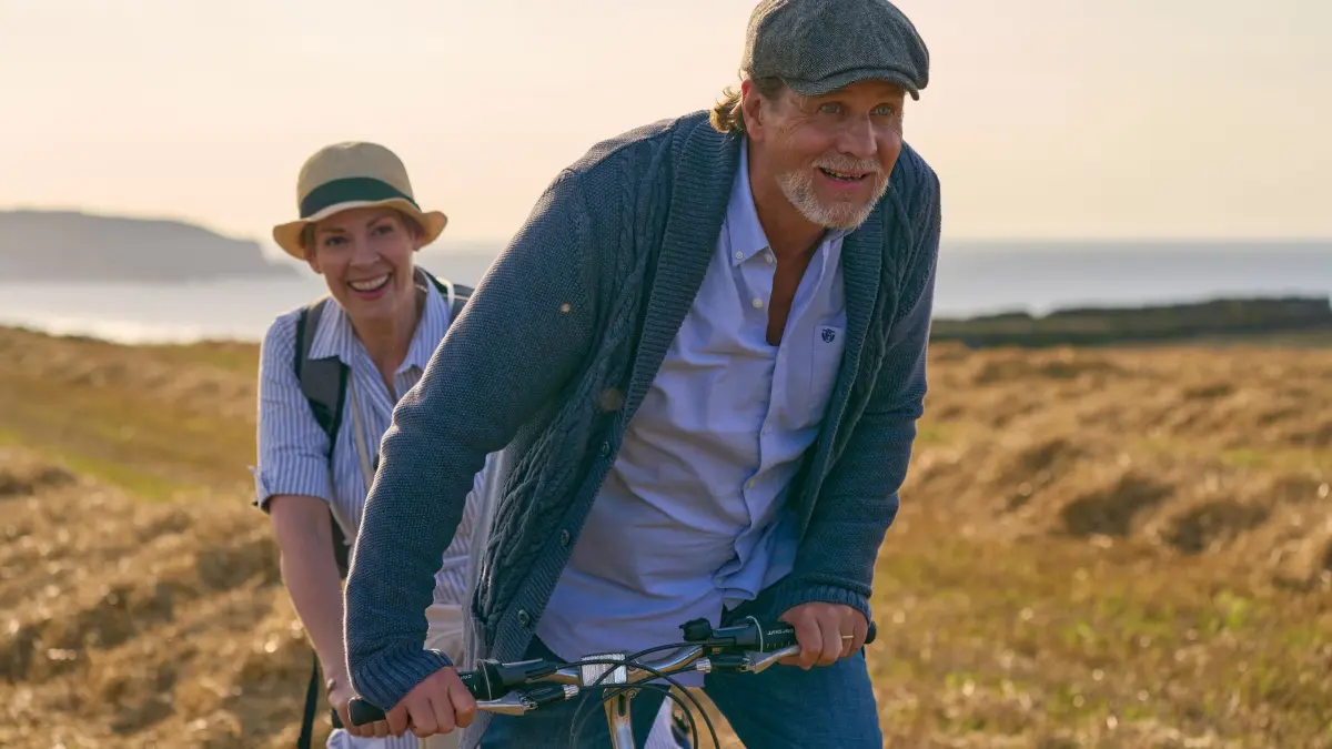 Trevor (Thomas Heinze) und Hannah Murphy (Cheryl Shepard) genießen ihre neu gewonnenen Freiheiten in Zweisamkeit.