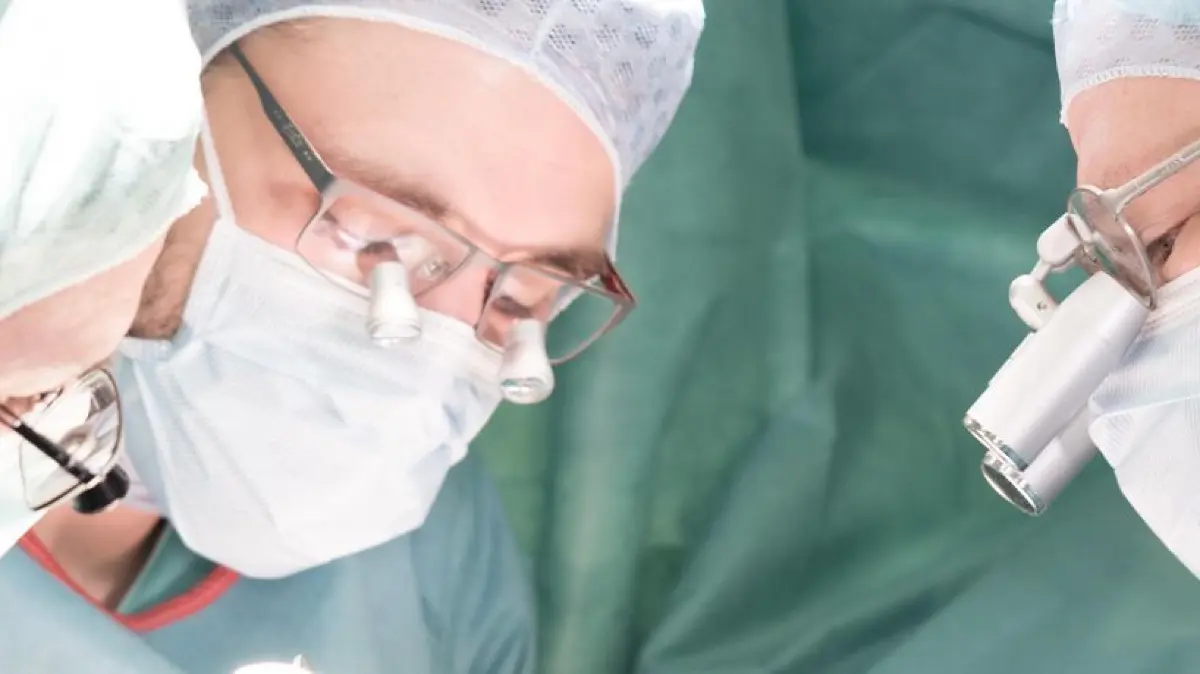 Dr. Simon Bauknecht im OP mit seinen Kollegen Prof. Martin Mentzel und Dr. Tobias Moeller