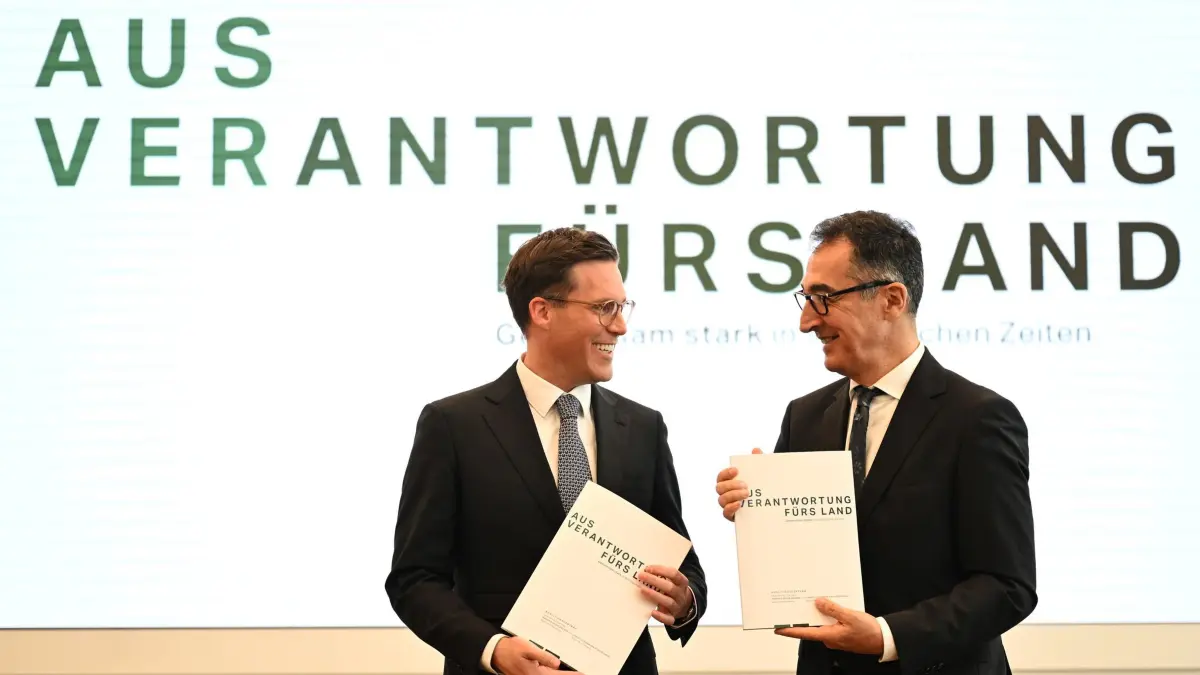 Vorstellung Koalitionsvertrag in Baden-Württemberg: 06.05.2026, Baden-Württemberg, Stuttgart: Cem Özdemir (r, Bündnis 90 / Die Grünen) und Manuel Hagel (CDU) nehmen in der Sparkassenakademie Baden-Württemberg an der Präsentation des Koalitionsvertrags von Grünen und CDU teil. Foto: Bernd Weißbrod/ +++ dpa-Bildfunk +++