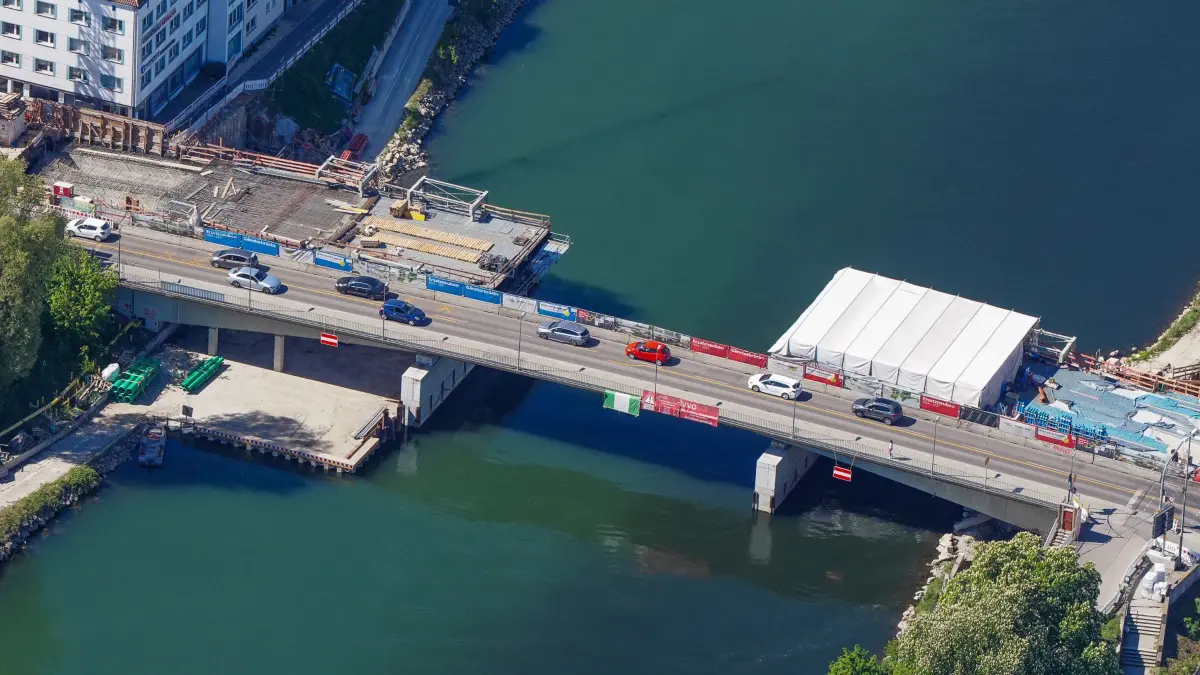 Die neue Gänstorbrücke zwischen Ulm und Neu-Ulm wächst über der Donau zusammen.
