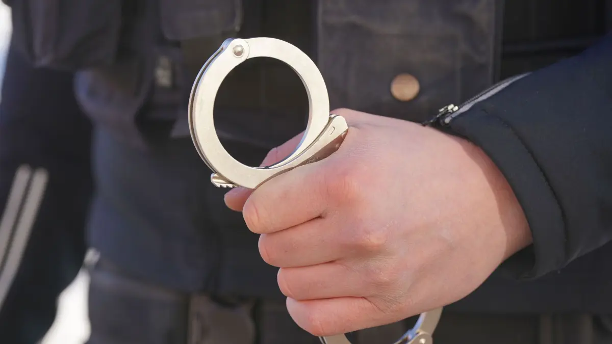 ARCHIV - 18.01.2024, Mecklenburg-Vorpommern, Schwerin: Ein Polizist hält Handschellen in der Hand. (zu dpa: «Frau nach mutmaßlichem Tötungsdelikt im Gefängnis») Foto: Marcus Brandt/dpa +++ dpa-Bildfunk +++
