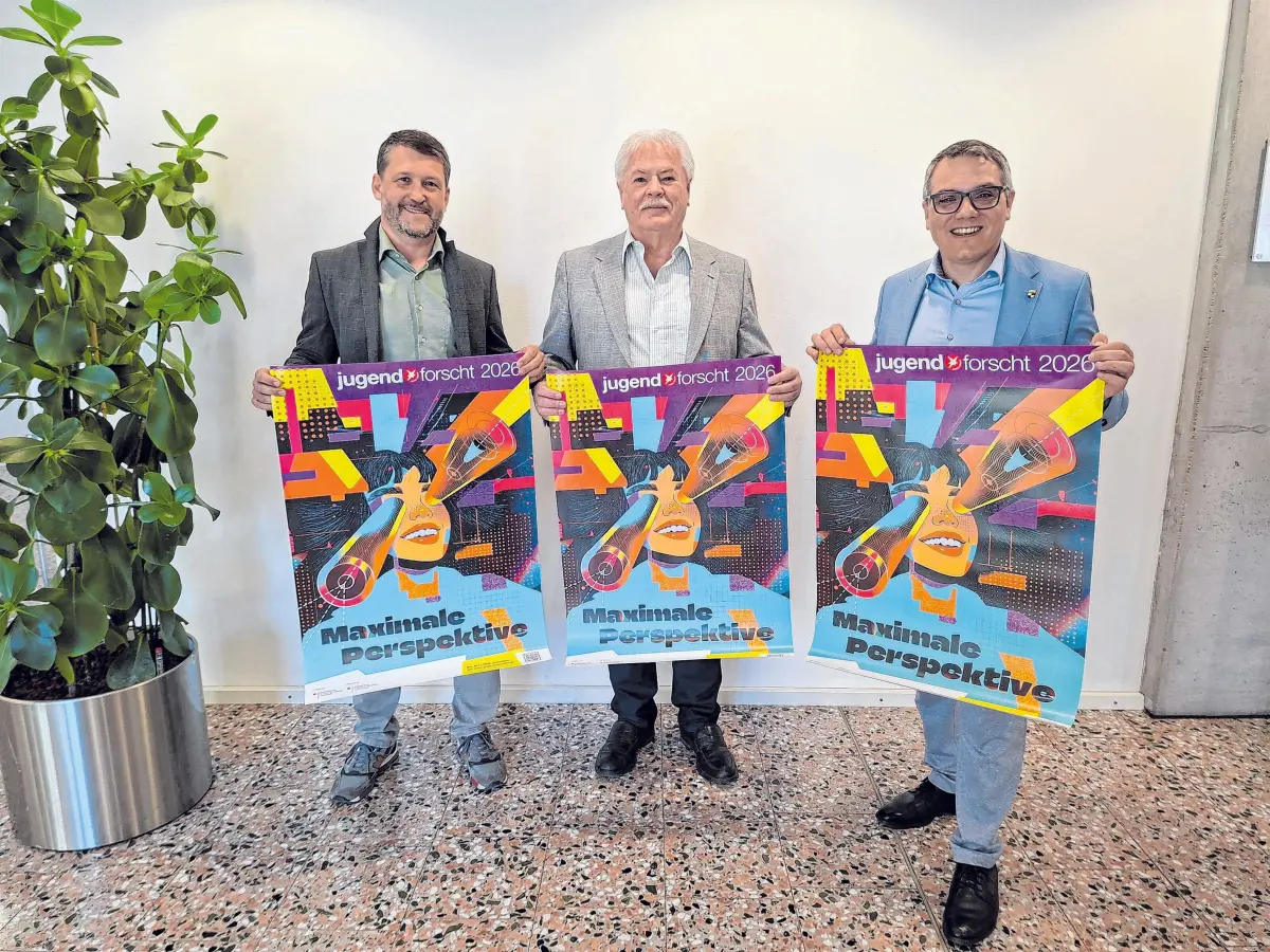 Ralf Eppler, Hubert Bosch und Dirk Abel (v.l.n.r.) mit den Plakaten für den Wettbewerb.