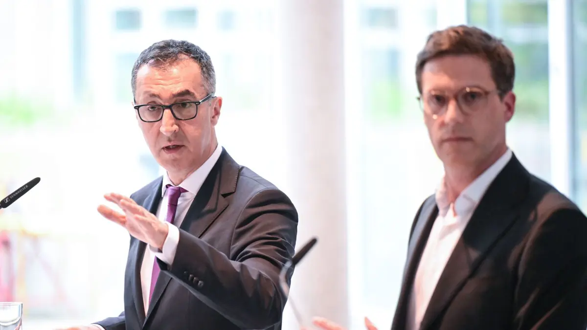 ARCHIV - 14.04.2026, Baden-Württemberg, Stuttgart: Die beiden Verhandlungsführer der Koalitionsverhandlungen in Baden-Württemberg, Cem Özdemir (l, Bündnis 90 / Die Grünen) und Manuel Hagel (CDU) geben im Foyer des Hauses der Abgeordneten eine gemeinsame Pressekonferenz. (zu dpa: «Grün-Schwarz im Südwesten präsentiert Koalitionsvertrag») Foto: Bernd Weißbrod/dpa +++ dpa-Bildfunk +++