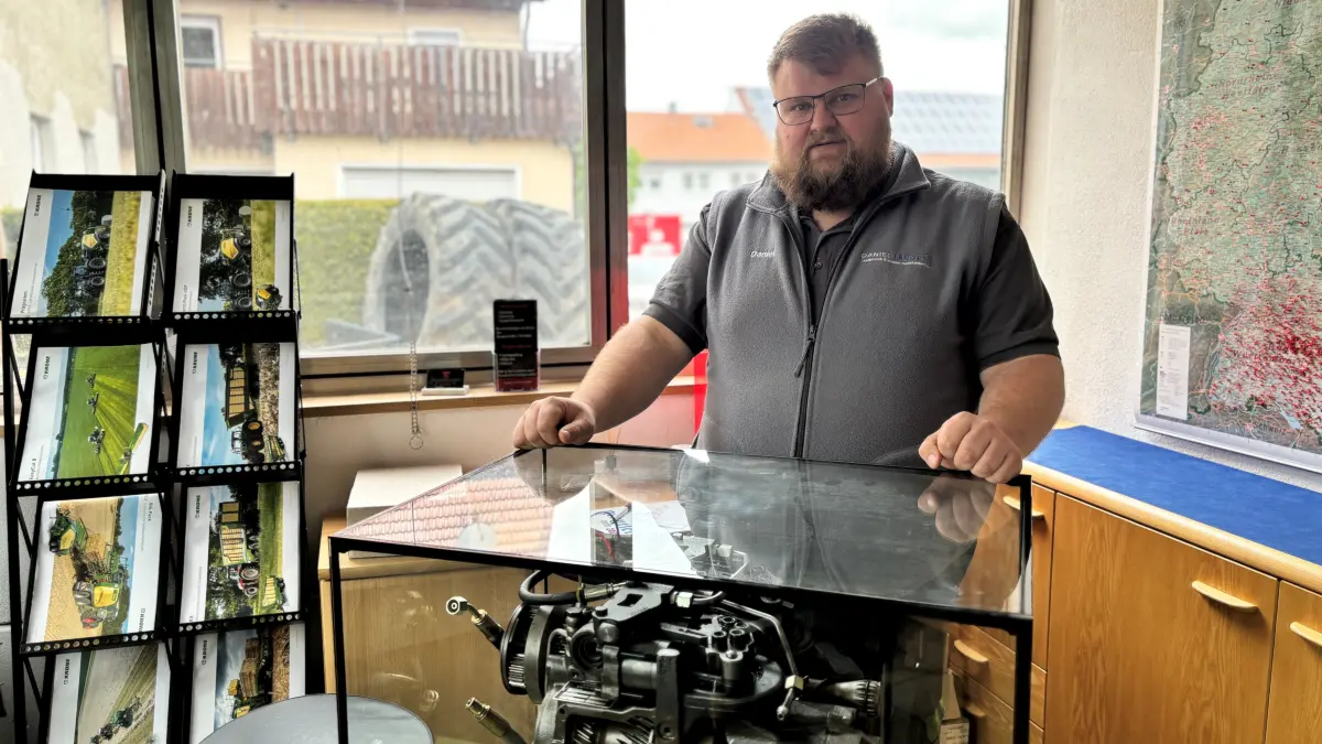 Daniel Länge aus Laichingen betreibt einen Instagram-Account für seinen Landmaschinen-Betrieb - und geht damit teils viral.