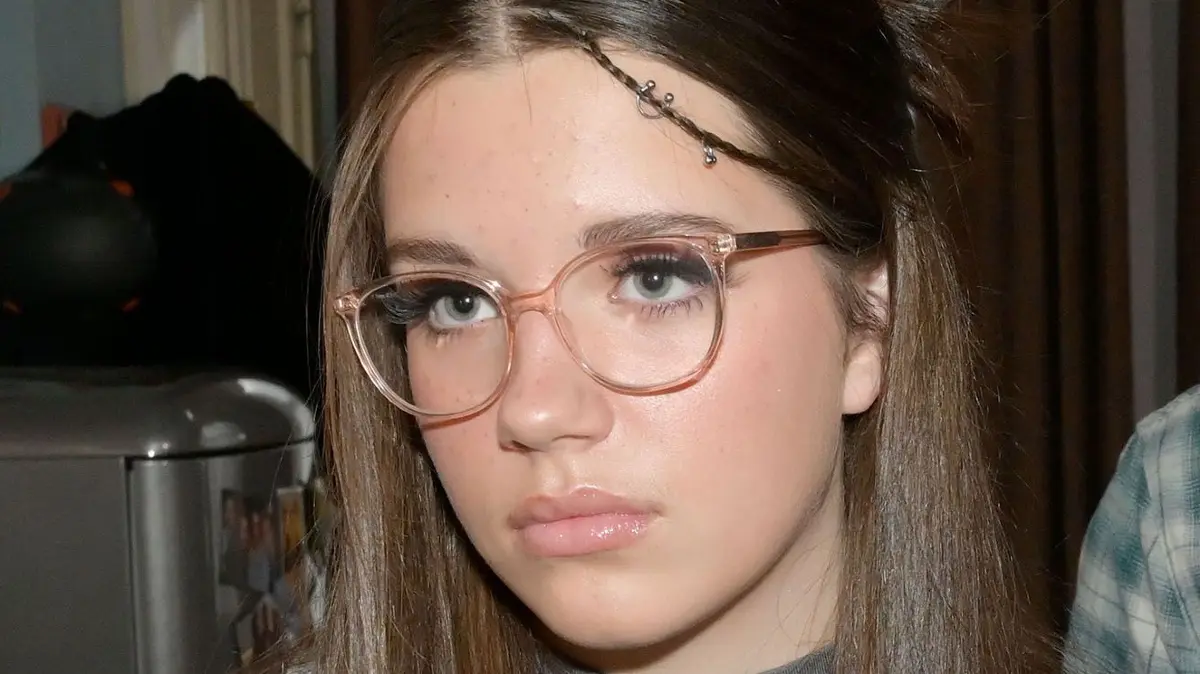 Kate (Zoé Baillieu) lernt einen neuen Mitschüler kennen.