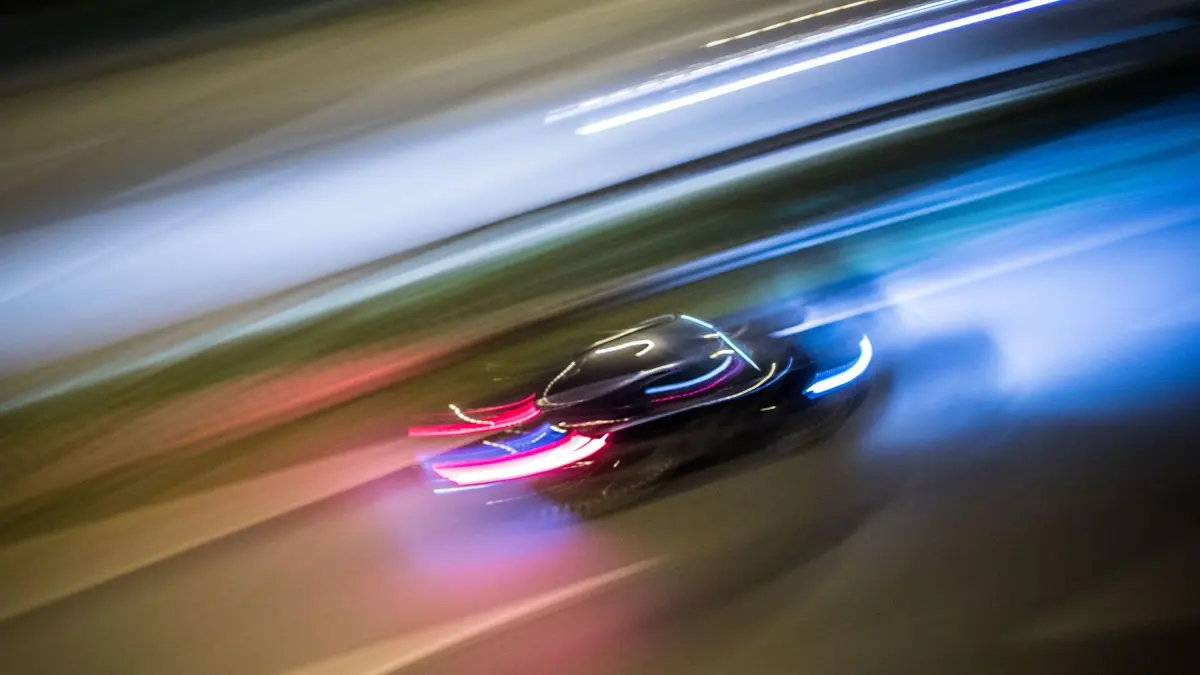 ARCHIV - 14.10.2016, NA, Frankfurt/Main: Zu Lichtspuren verwischt sind die Fahrzeuge auf der Autobahn 661. Die Aufnahme entstand mitgezogen aus freier Hand bei einer Belichtungszeit von einer fünftel Sekunde . Nach einem Autounfall in einer Tempo-30-Zone ermittelt die Dortmunder Polizei wegen eines illegalen Autorennens. Den bisherigen Erkenntnissen zufolge war am Montagabend ein 20-Jähriger am Steuer eines hochmotorisierten Autos in einen geparkten Kleintransporter gekracht. (zu dpa: «Hochmotorisiertes Auto hinterlässt 50 Meter lange Bremsspur vor Crash») Foto: Frank Rumpenhorst/dpa +++ dpa-Bildfunk +++