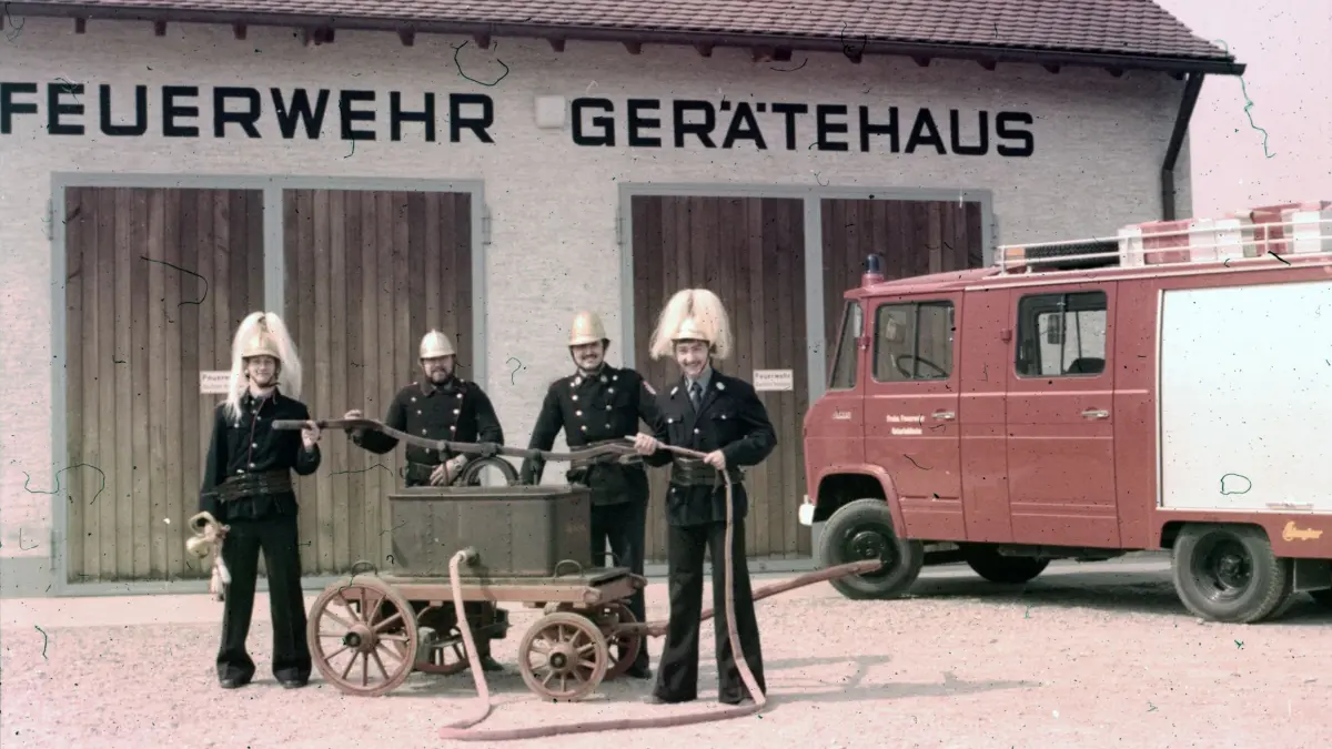 Feuerwehr Fahlheim mit alter Feuerspritze