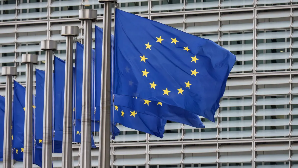 EU-Flaggen: ARCHIV - 22.01.2026, Belgien, Brüssel: EU-Fahnen wehen vor dem Gebäude der EU-Kommission. (zu dpa: «Umfrage unter EU-Bürgern: Vertrauen in die USA deutlich gesunken») Foto: Michael Kappeler/dpa +++ dpa-Bildfunk +++