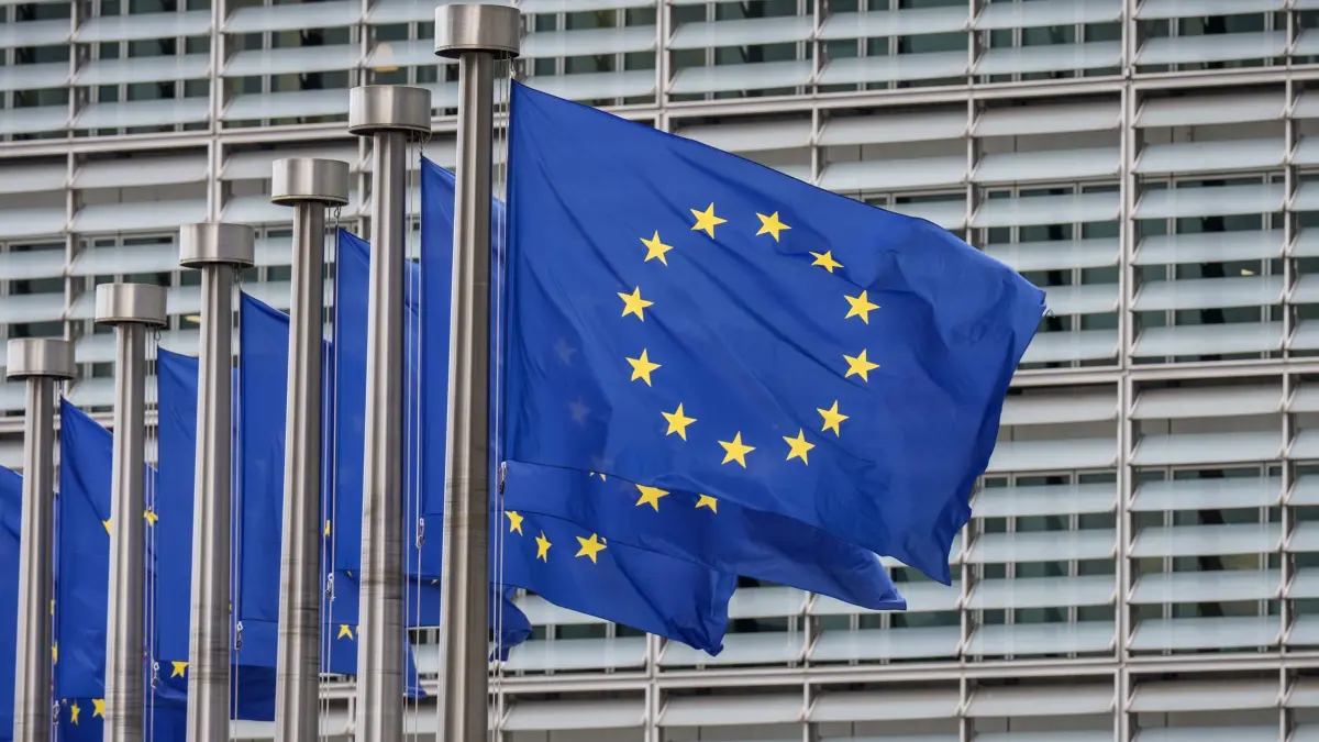 EU-Flaggen: ARCHIV - 22.01.2026, Belgien, Brüssel: EU-Fahnen wehen vor dem Gebäude der EU-Kommission. (zu dpa: «Umfrage unter EU-Bürgern: Vertrauen in die USA deutlich gesunken») Foto: Michael Kappeler/dpa +++ dpa-Bildfunk +++