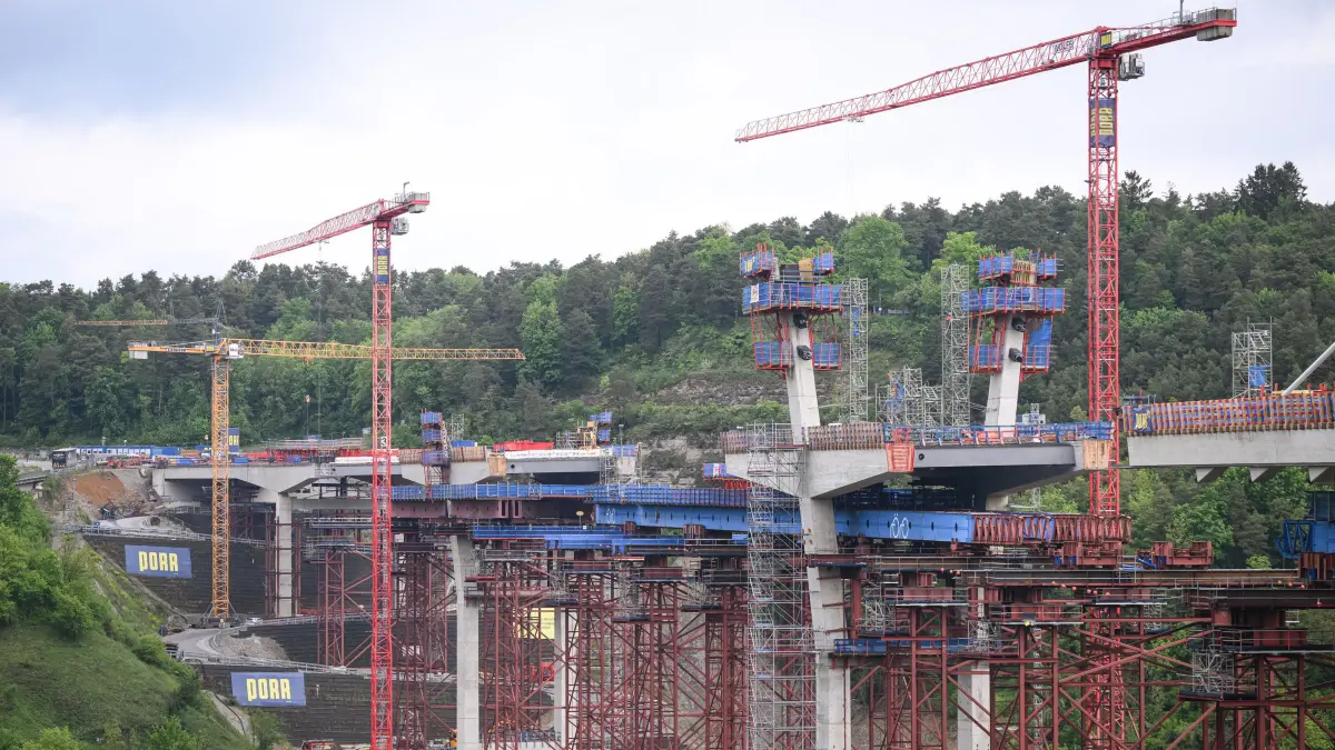 Neckartalbruecke der Bundesstrasse 32 ueber das Neckartal bei Horb: Horb (Kreis Freudenstadt) 07.05.2026
Pressesrunde ueber den Baufortschritt der Neckartalbruecke der Bundesstrasse 32 ueber das Neckartal bei Horb.
Ansicht, Arbeiten auf der Bruecke, Pylonen
FOTO: Pressefoto ULMER / Markus Ulmer
xxNOxMODELxRELEASExx