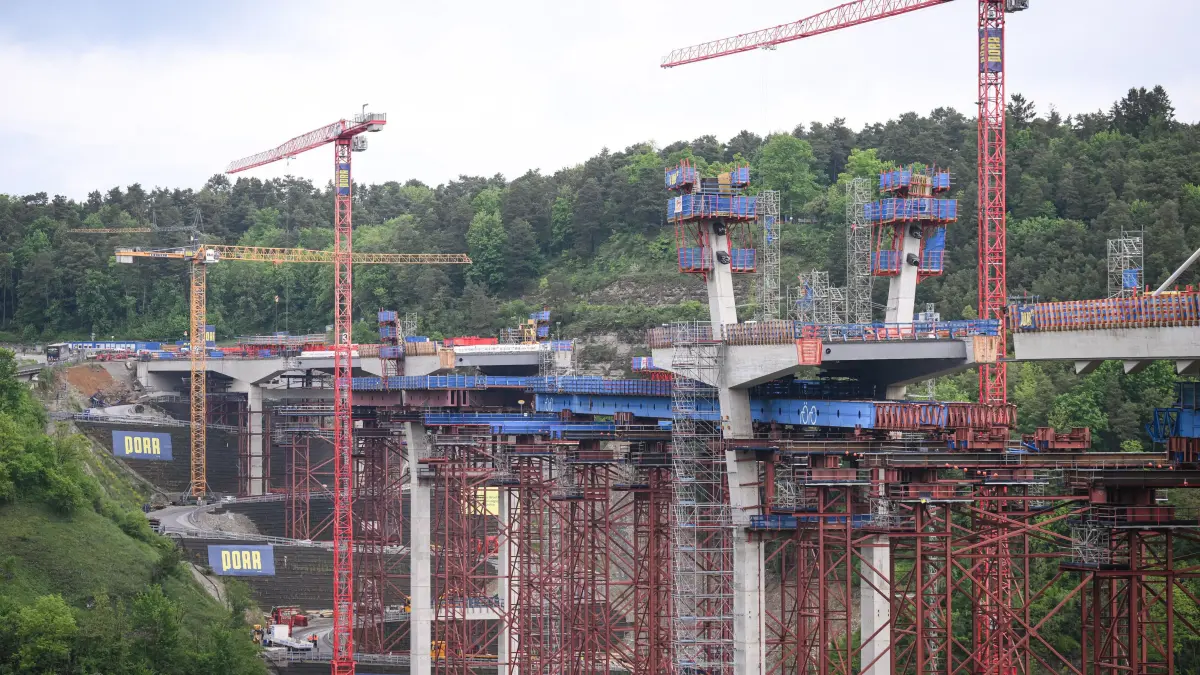 Neckartalbruecke der Bundesstrasse 32 ueber das Neckartal bei Horb: Horb (Kreis Freudenstadt) 07.05.2026
Pressesrunde ueber den Baufortschritt der Neckartalbruecke der Bundesstrasse 32 ueber das Neckartal bei Horb.
Ansicht, Arbeiten auf der Bruecke, Pylonen
FOTO: Pressefoto ULMER / Markus Ulmer
xxNOxMODELxRELEASExx