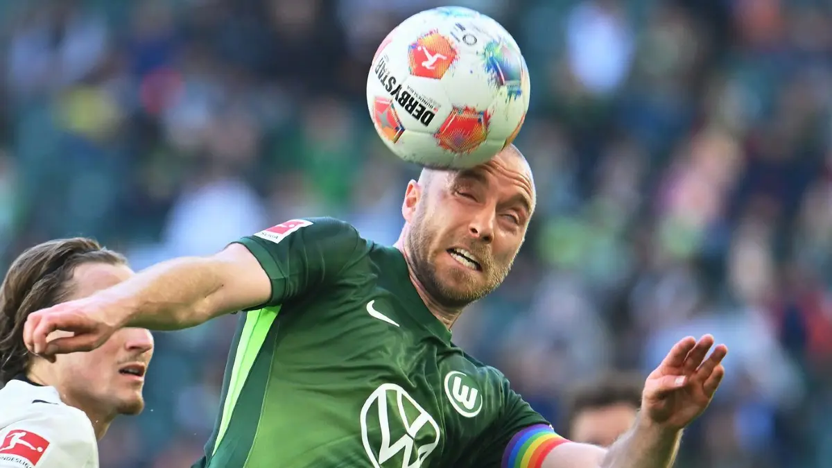 VfL Wolfsburg - Borussia Mönchengladbach: ARCHIV - 25.04.2026, Niedersachsen, Wolfsburg: Fußball, Männer: Bundesliga, VfL Wolfsburg - Borussia Mönchengladbach, 31. Spieltag, Volkswagen Arena: Christian Eriksen (r, VfL Wolfsburg) kämpft mit Rocco Reitz (l, Borussia Mönchengladbach) um den Ball. (zu dpa: «Wolfsburgs Eriksen: «Klassenerhalt wie ein Titelgewinn»») Foto: Swen Pförtner/dpa - WICHTIGER HINWEIS: Gemäß den Vorgaben der DFL Deutsche Fußball Liga bzw. des DFB Deutscher Fußball-Bund ist es untersagt, in dem Stadion und/oder vom Spiel angefertigte Fotoaufnahmen in Form von Sequenzbildern und/oder videoähnlichen Fotostrecken zu verwerten bzw. verwerten zu lassen. +++ dpa-Bildfunk +++