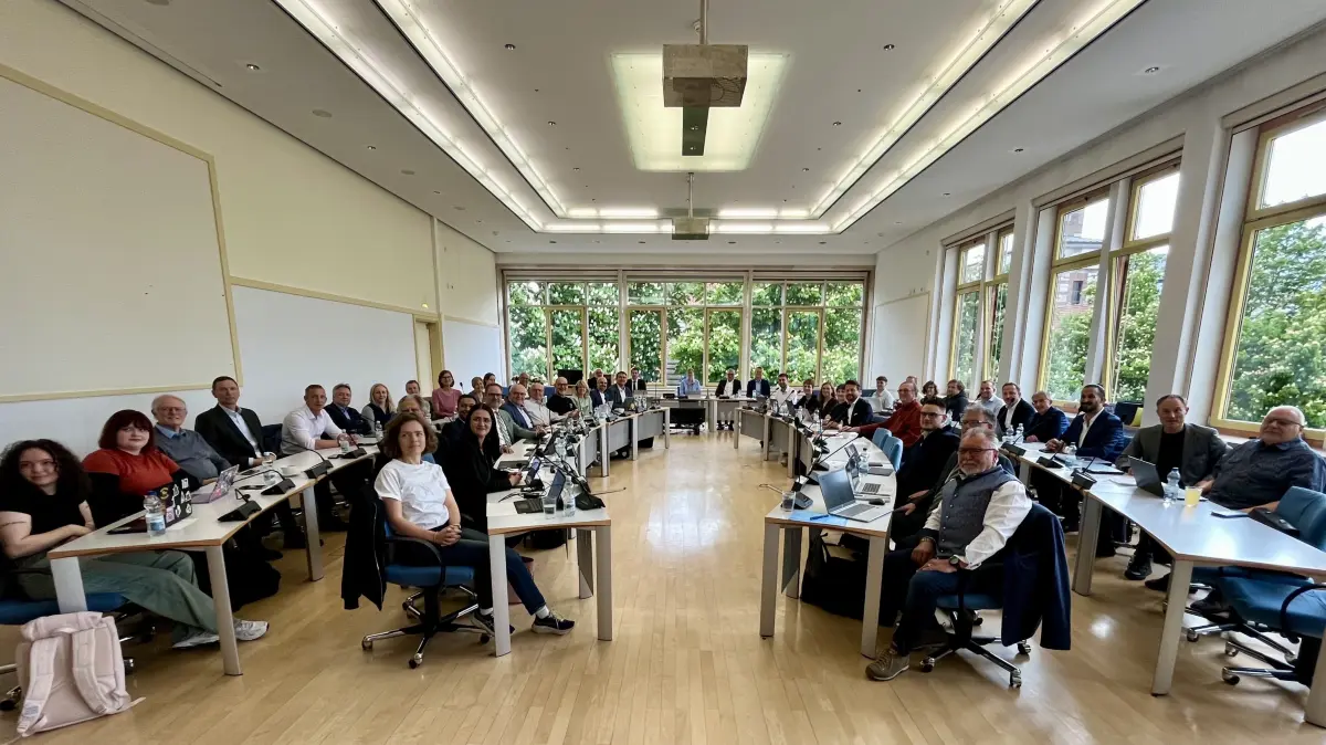Nur zwei fehlen: Rosl Schäufele (SPD) und Roland Prießnitz (FWG): Ansonsten zeigt das Foto den am 8. März neu gewählten und am 7. Mai 2026 neuen Neu-Ulmer Stadtrat.