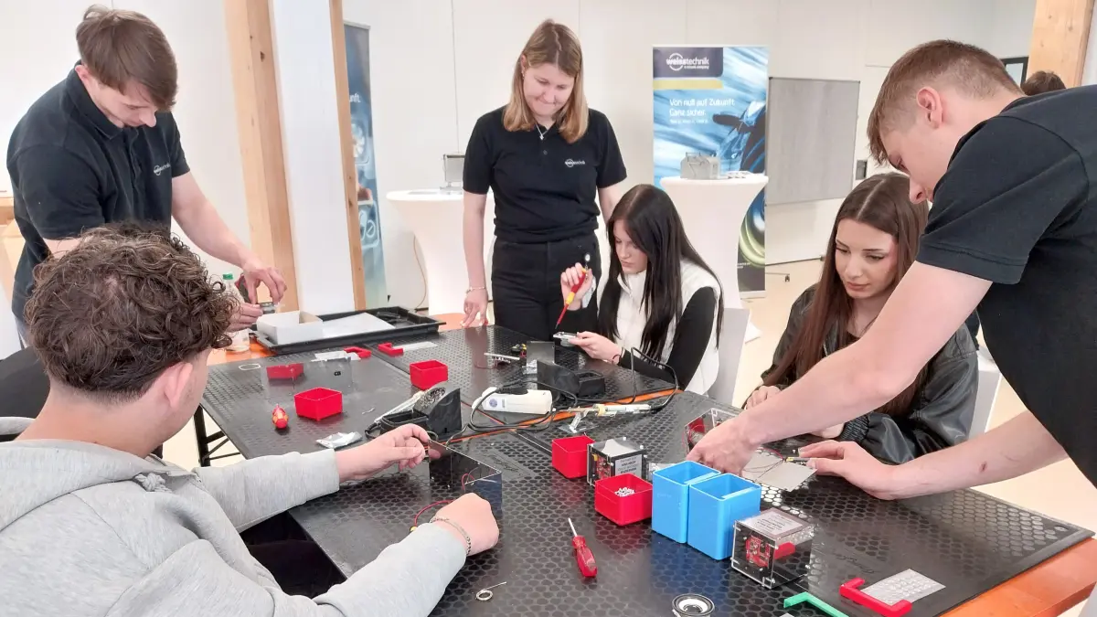 Schülerinnen und Schüler von Albstädter Schulen erhielten jüngst beim Bau eines Bluetooth-Lautsprechers Einblicke in die Metall- und Elektrobranche.