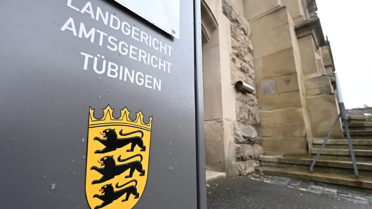 Beginn Prozess wegen versuchten Mordes: 07.05.2026, Baden-Württemberg, Tübingen: Vor dem Gerichtsgebäude steht ein Schild mit der Aufschrift "Landgericht Amtsgericht Tübingen". Hier beginnt Prozess wegen versuchten Mordes gegen 20-Jährigen. Der Angeklagte soll im Oktober 2025 in die Wohnung seiner schlafenden Nachbarin in Tübingen eingedrungen sein und versucht haben, diese zu ersticken. Foto: Bernd Weißbrod/dpa +++ dpa-Bildfunk +++