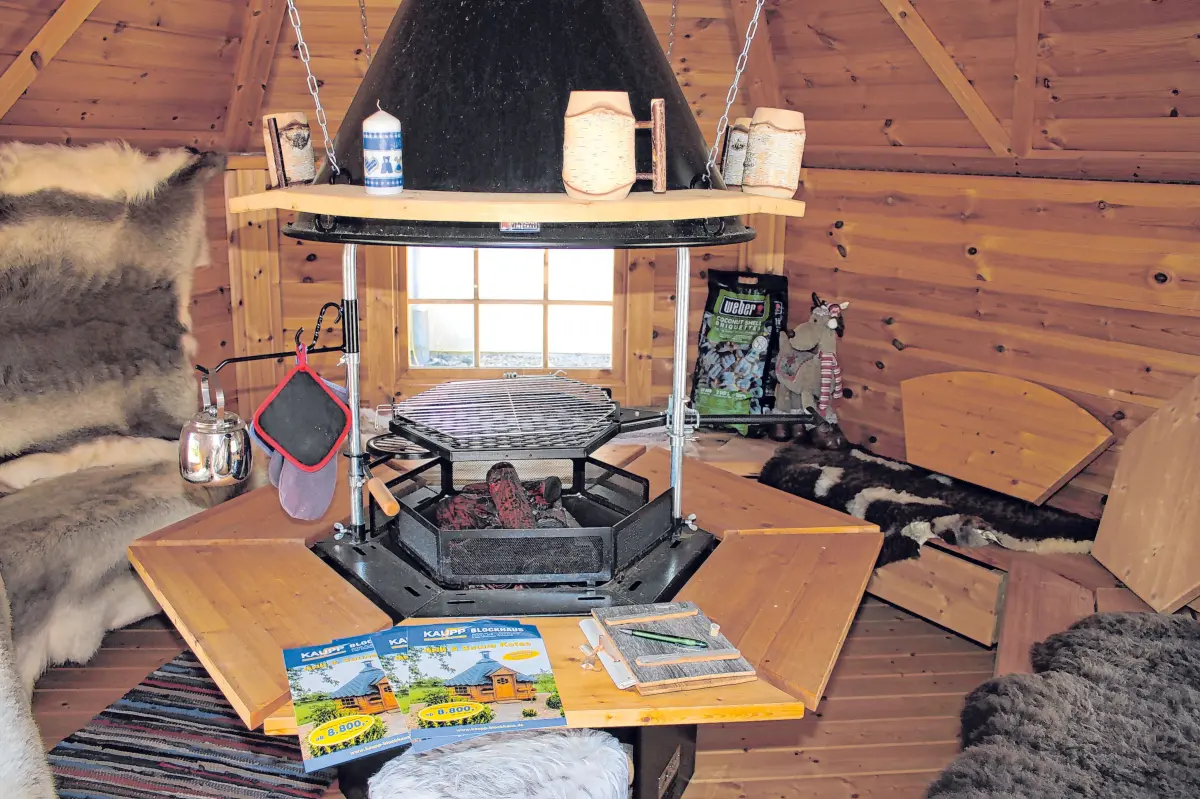 Gemütliches Ambiente im Holzhaus.