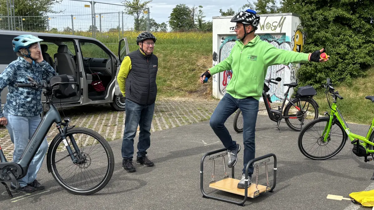 Das ist schwerer, als es aussieht: Gute Balance will geübt sein. Balanceübungen sind nicht nur für Senioren zu empfehlen und können auch mit einfachen Mitteln zuhause nachgebaut werden.
