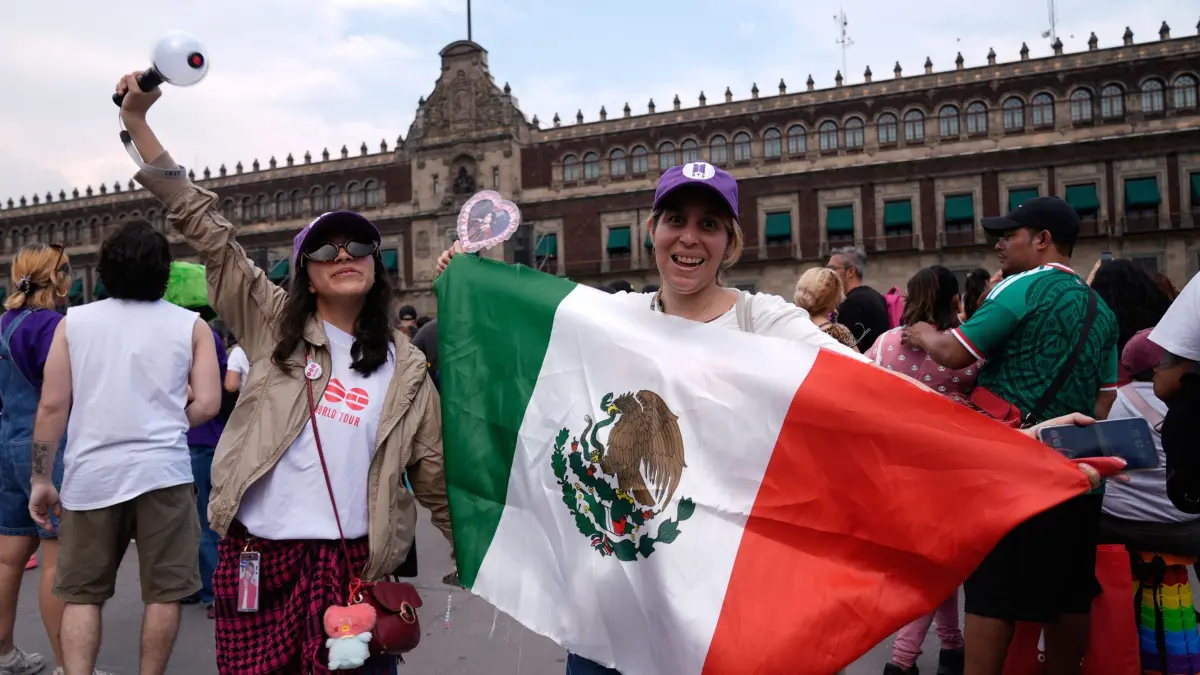 Band BTS in Mexiko: 06.05.2026, Mexiko, Mexiko-Stadt: Fans versammeln sich vor dem Nationalpalast, während Mitglieder der südkoreanischen Band BTS der mexikanischen Präsidentin Sheinbaum von einem Balkon in Mexiko-Stadt zuwinken. Foto: Marco Ugarte/AP/dpa +++ dpa-Bildfunk +++