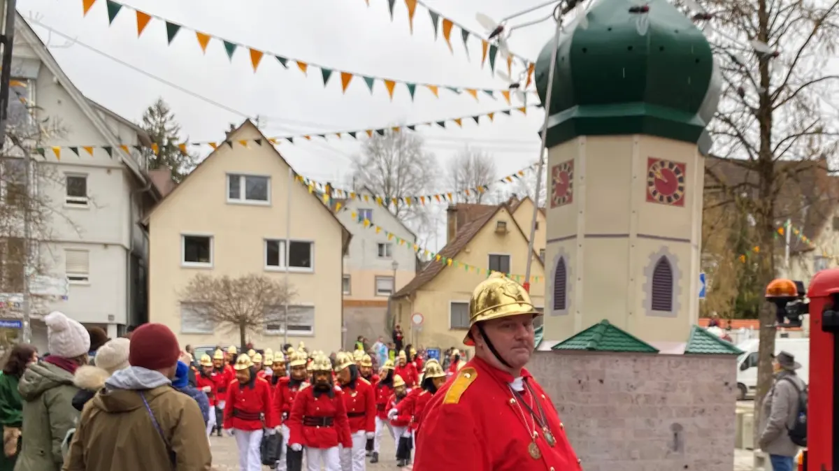Die Ehinger Muckenspritzer während des großen Umzugs am Fasnetsdienstag. Die Gruppe nimmt ein historisches Ereignis der Stadtgeschichte auf die Schippe, wonach Wehrleute einen Fliegenschwarm am Turm der Liebfrauenkirche - das Modell ziehen die Narren am Umzug mit - für Rauch gehalten haben.