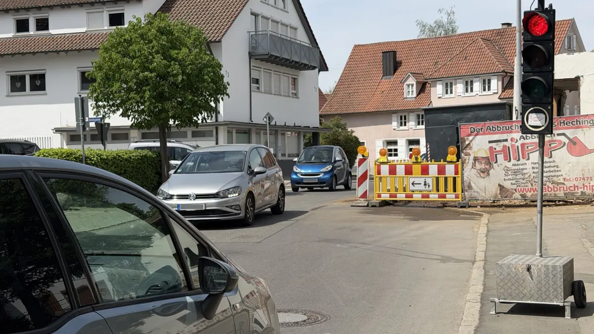 Weil ein Haus an der Bruderschaftsstraße abgerissen wird, regelt dort eine Ampel den Verkehr.