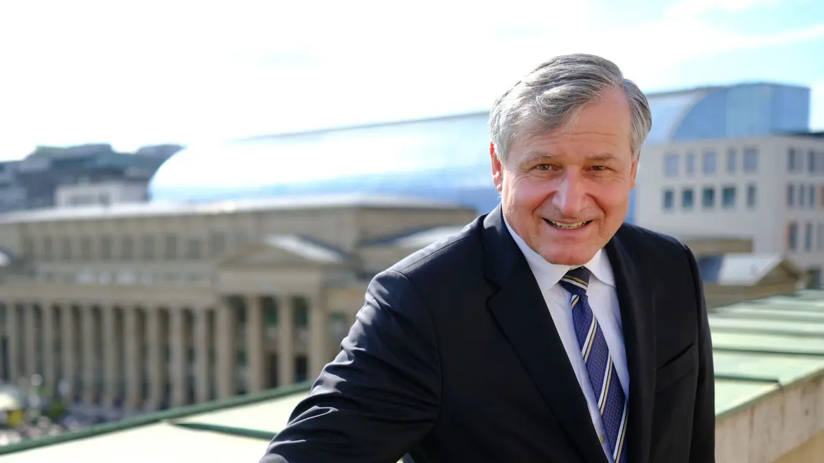PRODUKTION - 20.04.2026, Baden-Württemberg, Stuttgart: Der FDP-Politiker Hans-Ulrich Rülke steht auf dem Balkon der Büros der Landtagsabgeordneten der früheren FDP-Fraktion im Landtag von Baden-Württemberg. Bei den Landtagswahlen in Baden-Württemberg im März 2026 ist die Partei an der fünf Prozent Hürde gescheitert. (zu dpa: «Rülke sieht für sich keine Zukunft als «Haustyrann»») Foto: Bernd Weißbrod/dpa +++ dpa-Bildfunk +++