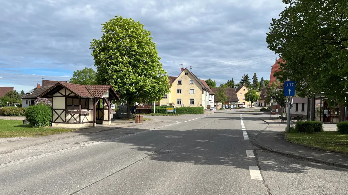 Asphalt prägt die Ortsmitte von Bergfelden. Das soll sich künftig ändern. Unter anderem ist geplant, die Busbuchten abzuschaffen und die Busse auf der Straße halten zu lassen. Zur Planung gehört auch eine Querungshilfe auf der Fahrbahn, sodass Autos oder Lastwagen nicht mehr überholen können, solange Fahrgäste ein- und aussteigen.