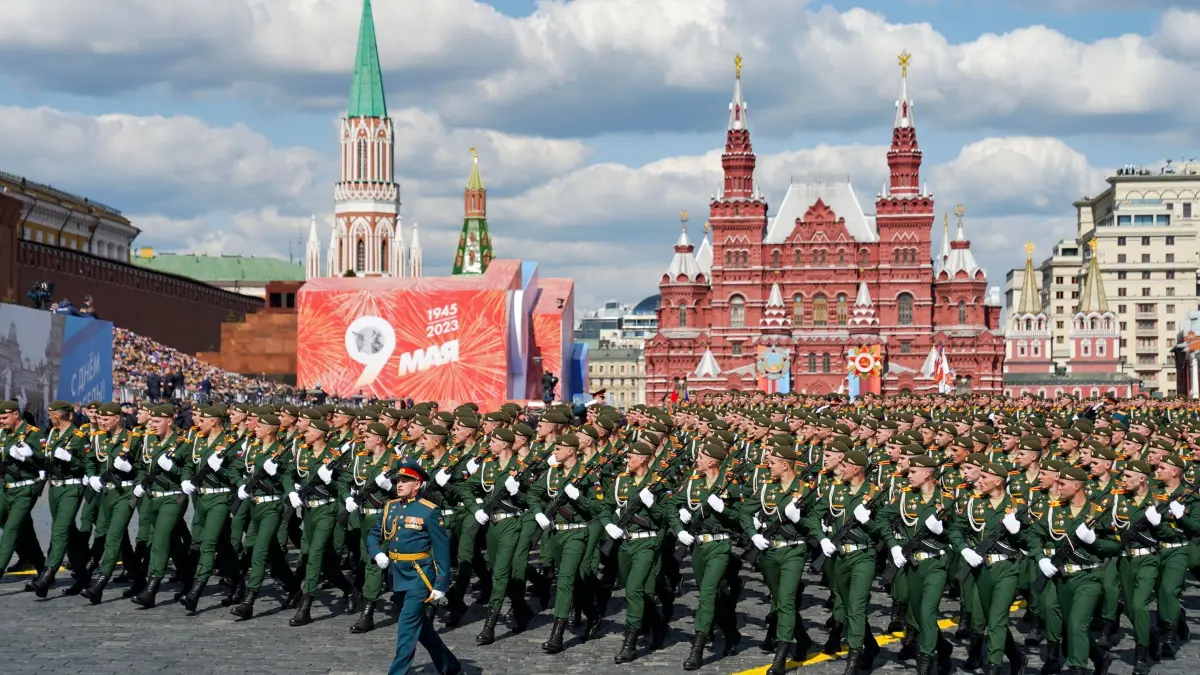 Kriegsende-Gedenken - Russland - Siegesparade am 9. Mai: ARCHIV - 09.05.2023, Russland, Moskau: Russische Soldaten marschieren auf dem Roten Platz während der Militärparade zum Tag des Sieges, anlässlich des 78. Jahrestages des Endes des Zweiten Weltkriegs. (zu dpa: «Vor Moskauer Parade: Selenskyj warnt Vertreter anderer Staaten») Foto: Pelagia Tikhonova/M24/Moscow News Agency/AP/dpa +++ dpa-Bildfunk +++