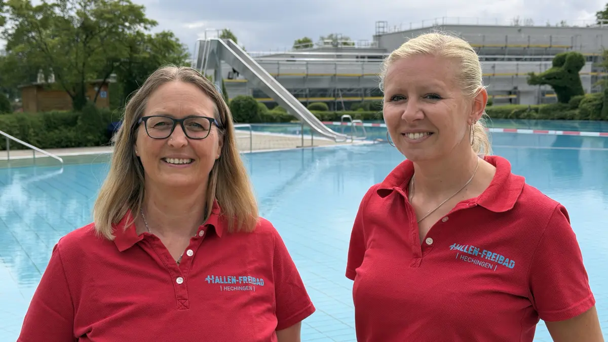Sonja Luik (links) und Bärbel Weinundbrot vom Hechinger Freibad freuen sich auf den Saisonstart am 23. Mai – das Wasser ist schon einmal im Becken.