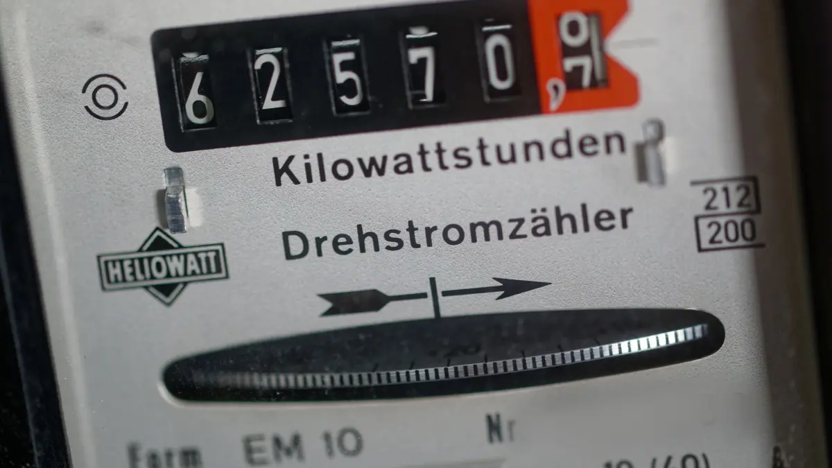 Stromzähler: ARCHIV - 12.04.2023, Nordrhein-Westfalen, Köln: Ein Stromzähler zeigt den Stromverbrauch. (zu dpa: «Kritik am geplanten Kraftwerksgesetz: Kartellamt legt nach») Foto: Henning Kaiser/dpa - ACHTUNG: Person(en) wurde(n) aus rechtlichen Gründen gepixelt +++ dpa-Bildfunk +++