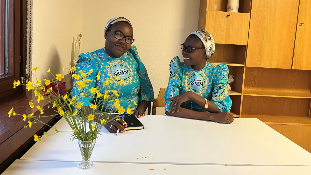 Judith Nzinga Naniwambote (links) und Denise Tonono Kutualakana wurden von ihrem Orden entsandt, um in Eutingen die Ausbildung zu Pflegefachkräften zu machen