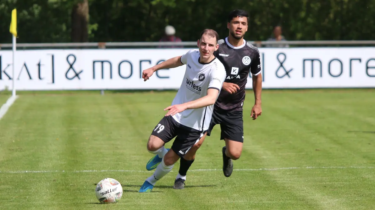 Fußball-Landesliga, SV Waldhausen-SC Geislingen 2:0; Der Geislinger Mert Özdemir (links) beim Lauf über den Flügel