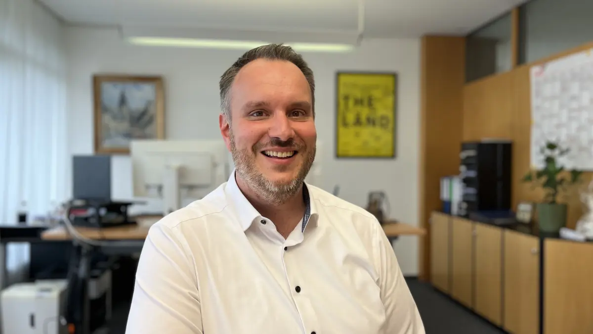 Im Büro von Sonnenbühls neuem Bürgermeister Michael Schmidt erinnert noch ein Poster mit „The Länd“ am seinen ehemaligen Arbeitgeber.
