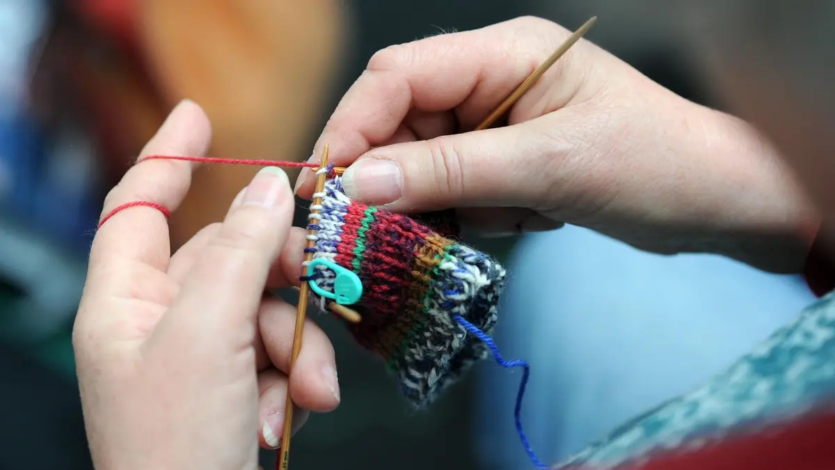 Frau strickt: ARCHIV - Stricken, Häkeln, Sticken: Was lange als Oma-Alltag galt, feiert auch bei vielen jungen Menschen ein Comeback. (zu dpa: «Digitale Auszeit: Warum «Granny-Hobbys» dem Gehirn guttun») Foto: Henning Kaiser/dpa/dpa-tmn - Honorarfrei nur für Bezieher des dpa-Themendienstes +++ dpa-Themendienst +++