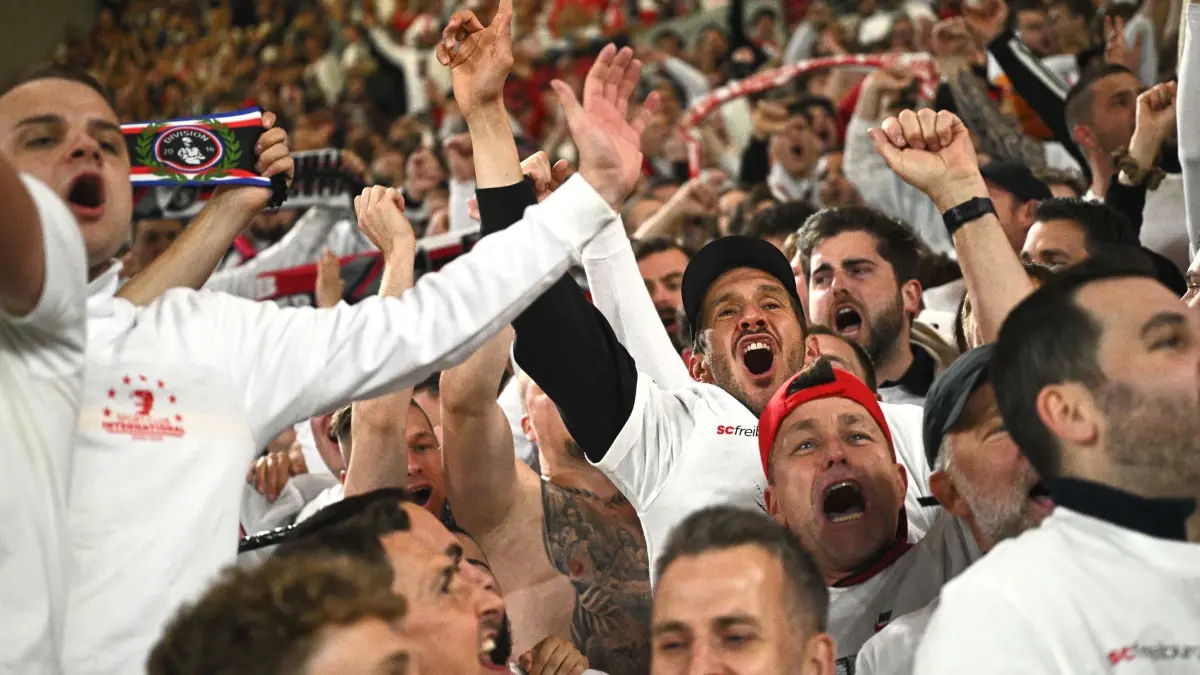 SC Freiburg - SC Braga: 07.05.2026, Baden-Württemberg, Freiburg im Breisgau: Fußball, Männer: Europa League, SC Freiburg - SC Braga, K.o.-Runde, Halbfinale, Rückspiele, Europa Park Stadion. Trainer Julian Schuster (M, SC Freiburg) feiert mit Freiburgs Fans den Sieg und den Einzug ins Europa-League-Finale. Foto: Tom Weller/dpa +++ dpa-Bildfunk +++