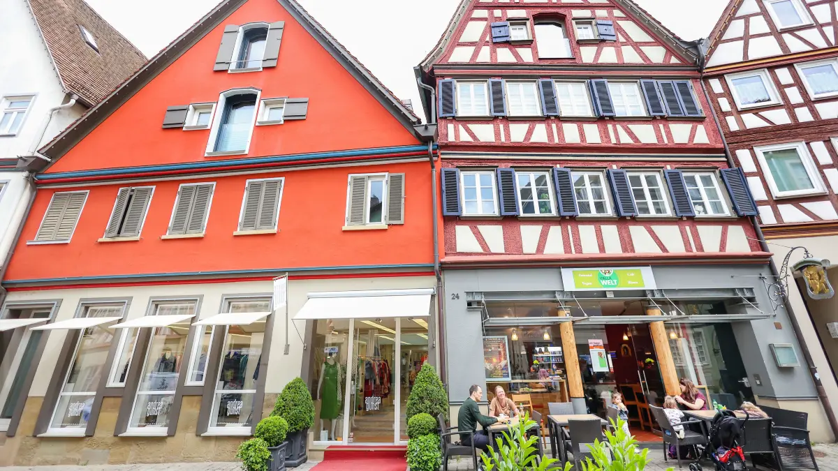 Streit um marokkanisches essen / Restaurant / Imbiss in der Gelbinger Gasse Yala Welt von Marwa Radwan und Boutiqe von Andrea Gunst