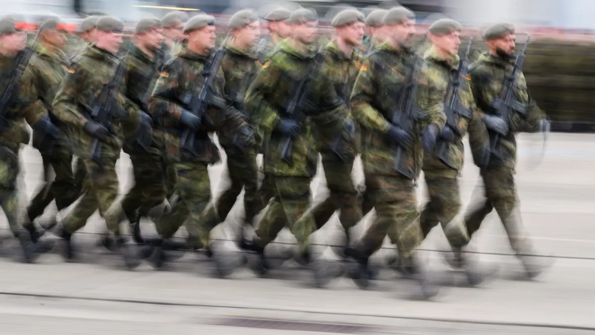 Bundeswehr Wehrdienst: PRODUKTION - 25.09.2025, Niedersachsen, Hannover: Soldaten marschieren in der Hauptfeldwebel-Lagenstein-Kaserne bei einer Veranstaltung des Landeskommandos Niedersachsen (Aufnahme mit langer Verschlusszeit). (zu dpa: «Bußgeld bei Nicht-Beantwortung der Wehrdienst-Abfrage») Foto: Julian Stratenschulte/dpa +++ dpa-Bildfunk +++