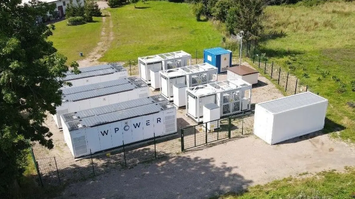 So ähnlich wird das Batteriespeichersystem in Honhardt aussehen. Auf dem Bildi st eine etwas kleinere 10-MW-Anlage in Thüringen zu sehen.