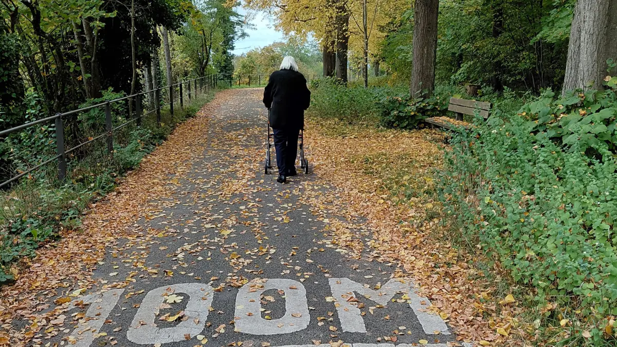 "So gehörte sie auf dem Friedensberg zum Stadtbild", sagt Verena Rothaupt über ihre Mutter: Irene Eppler war extrem kamerascheu. Wenn sie sich fotografieren ließ, dann von hinten. Das Foto zeigt sie am Schwäbisch Haller Friedensberg. "100 m" steht auf dem Weg, weil dort einmal ein Lauf stattgefunden hat. Und etwa 100 m weit führte auch der Spaziergang, den Irene Eppler bis kurz vor ihrem Tod täglich machte.