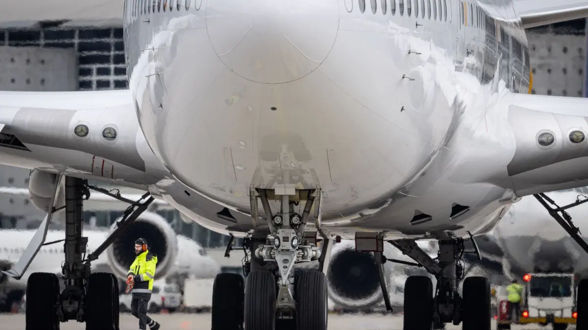 Flughafen Frankfurt: 07.05.2026, Hessen, Frankfurt/Main: Winzig klein wirkt ein Ramp-Agent der Lufthansa neben einer startbereiten Boeing 747 auf dem Flughafen Frankfurt. Die ständig schwankenden Treibstoffpreise wirken sich mittelbar auch auf die Preise für Flugreisen aus. Foto: Boris Roessler/dpa +++ dpa-Bildfunk +++